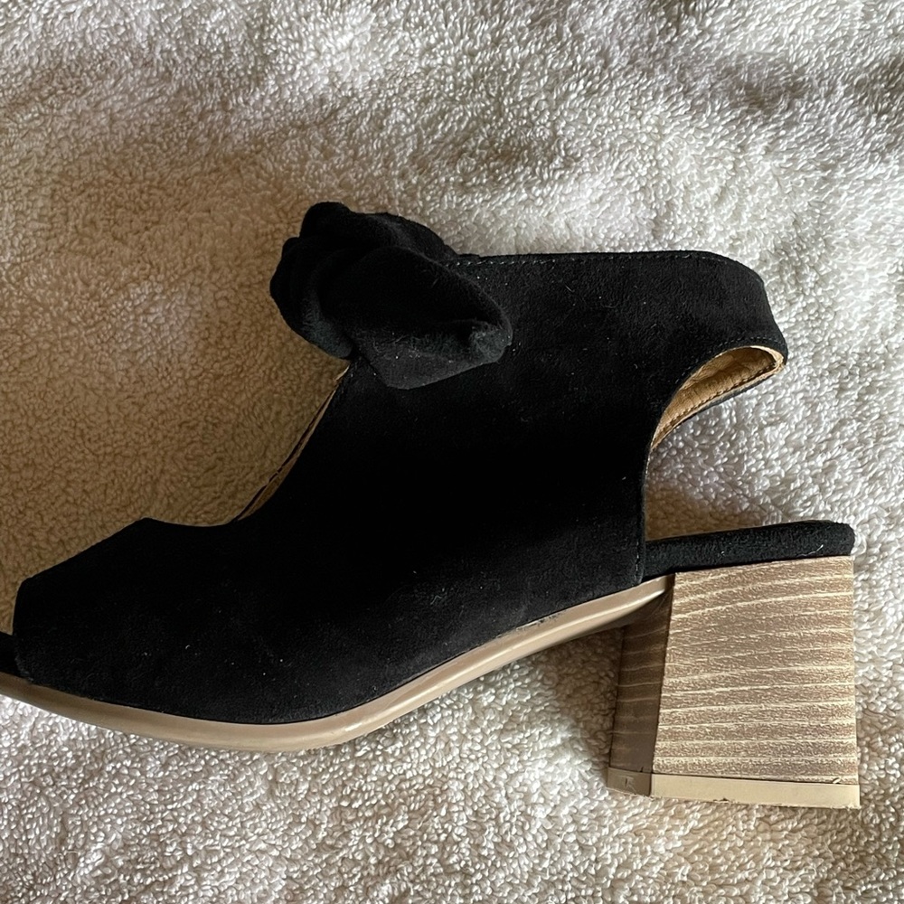 Cute Bueno suede pumps with a black knot detail . EUC 36